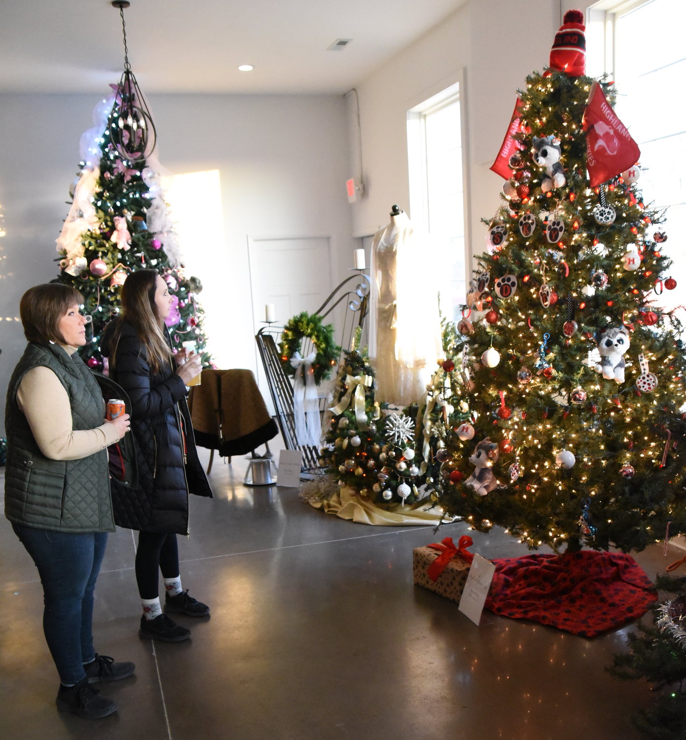 Vicki Chalupa (left) and Cassidy Smith check out the Highland Huskies tree at the Riverside Chamber of Commerce.